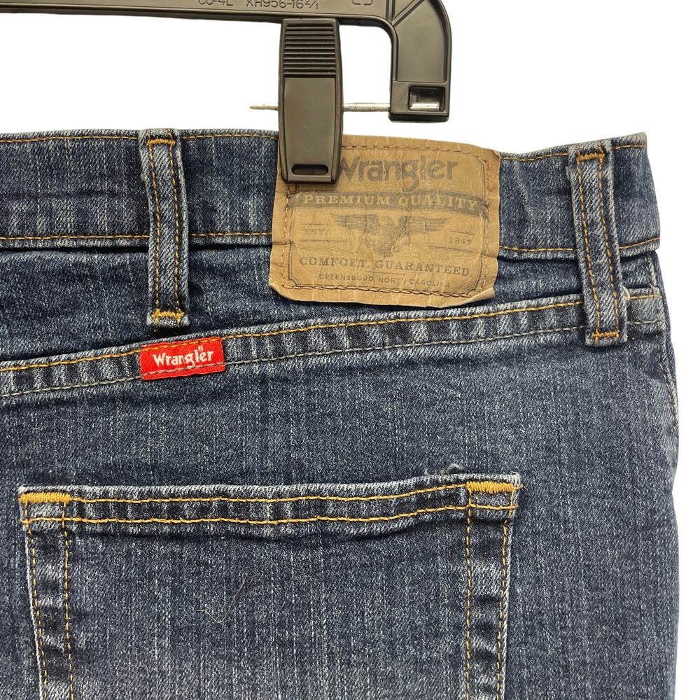 Wrangler Mens 46 X 30 Cotton Blend Relaxed Fit Med Wash Denim Blue Jeans - Picture 4 of 5